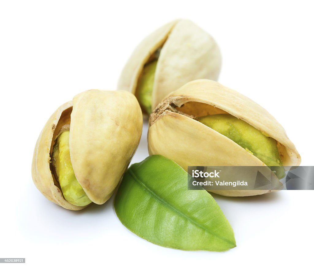 Tres tuercas con hoja con pistacho - Foto de stock de Abierto libre de derechos