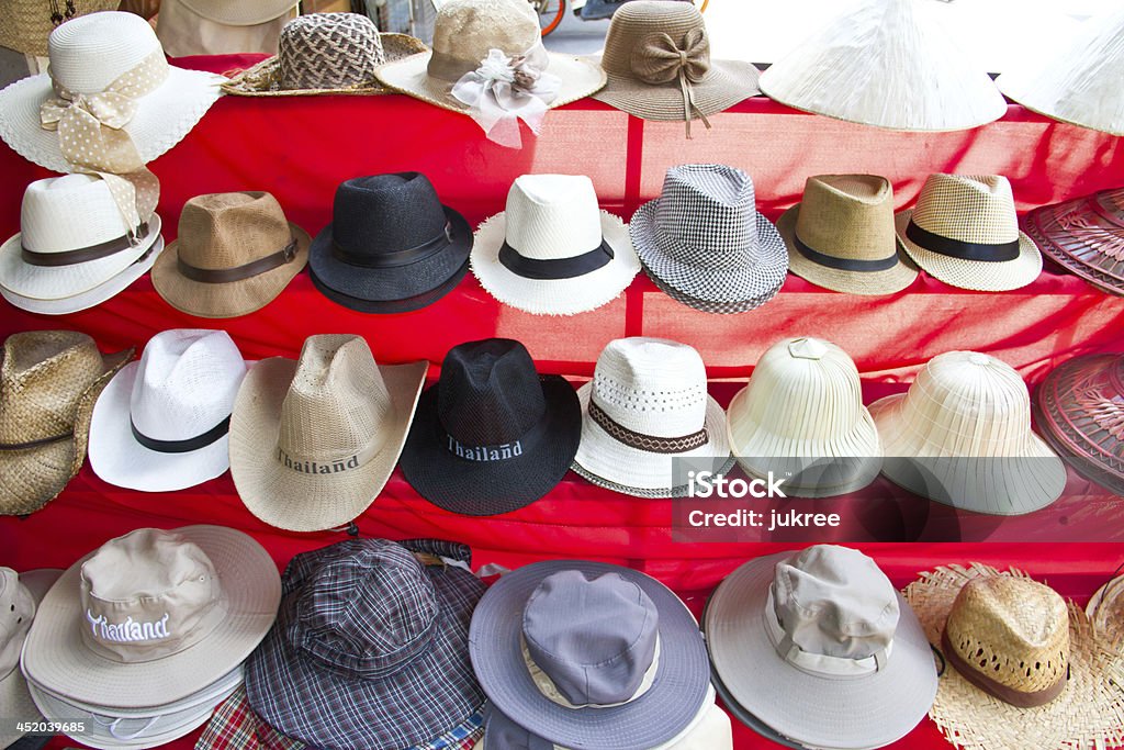 Chapéus no Mercado Flutuante de Damnoen Saduak da Tailândia. - Foto de stock de Acessório royalty-free