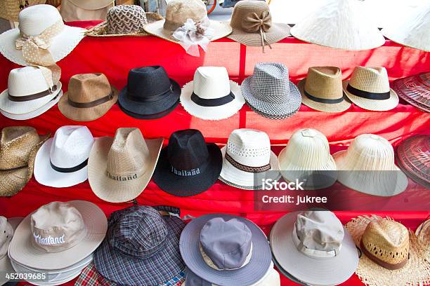 Foto de Chapéus No Mercado Flutuante De Damnoen Saduak Da Tailândia e mais fotos de stock de Acessório