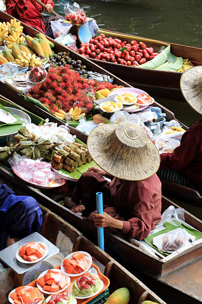 marché flottant - asia bangkok nautical vessel canal photos et images de collection