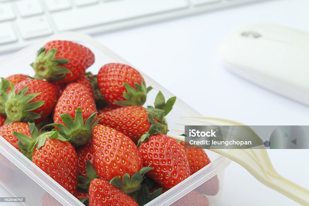 Pranzo sano con fragola e mirtillo mix in ufficio - Foto stock royalty-free di Computer