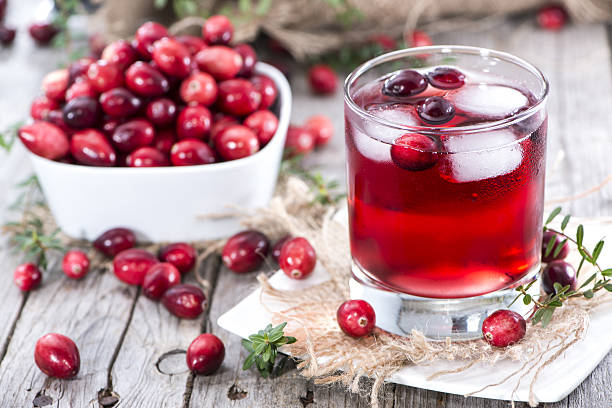 fresco succo di mirtillo - cranberry juice foto e immagini stock