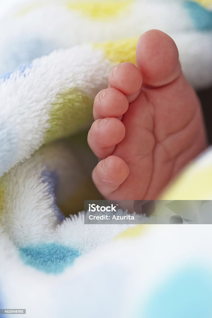 Bambino piedi in coperta - Foto stock royalty-free di Accudire