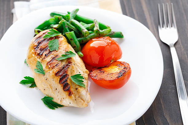 istock Grilled chicken with green beans and tomatoes 452050487