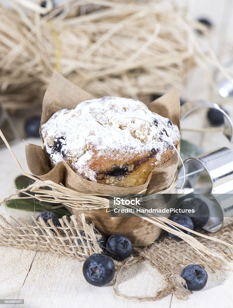 Muffin ai mirtilli appena realizzato - Foto stock royalty-free di Alimentazione non salutare