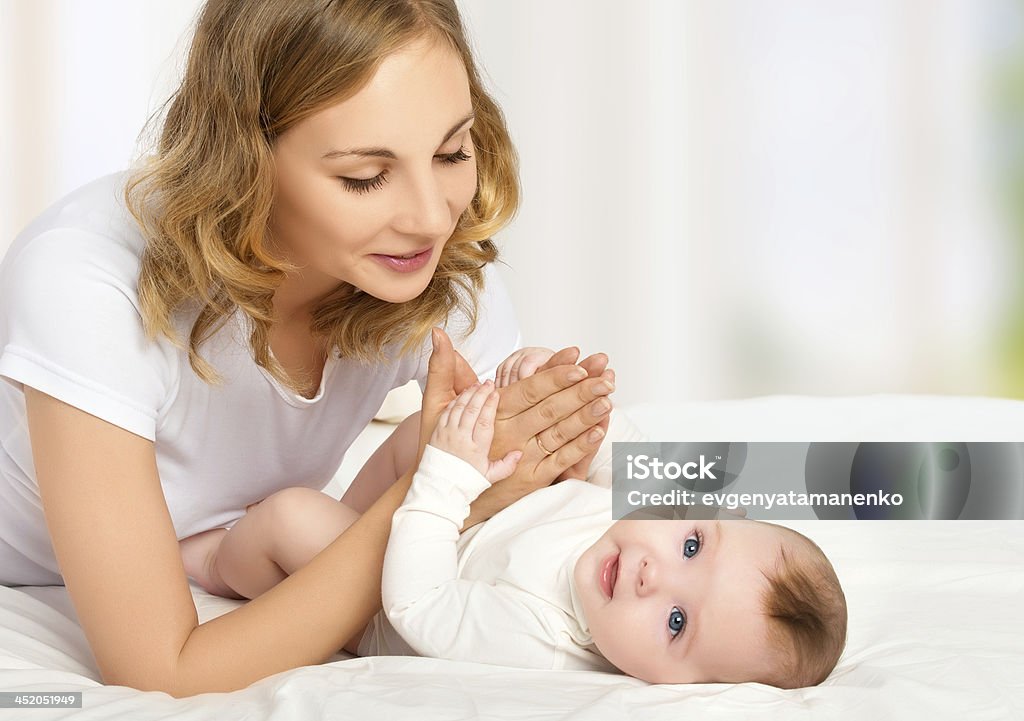 Glückliche Familie. Mutter spielt mit Ihrem baby im Bett - Lizenzfrei Alleinerzieherin Stock-Foto
