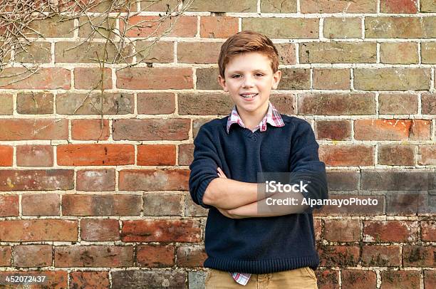 Joven Farm Boy Posandoi Foto de stock y más banco de imágenes de Granja - Granja, Pared, Retrato