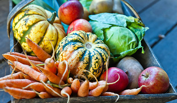 オーガニックの野菜や果物の木製バスケット - vegetable basket ストックフォトと画像