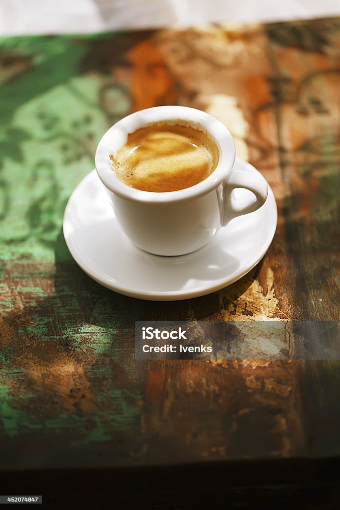 Filiżanka kawy espresso na rustykalne Tabela z sun - Zbiór zdjęć royalty-free (Bez ludzi)