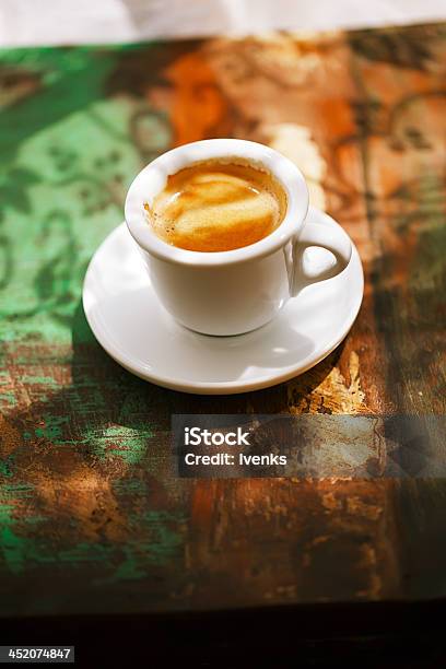 Filiżanka Kawy Espresso Na Rustykalne Tabela Z Sun - zdjęcia stockowe i więcej obrazów Bez ludzi - Bez ludzi, Biały, Brązowy
