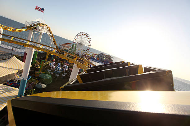 montaña rusa - santa monica beach los angeles county city of los angeles fotografías e imágenes de stock