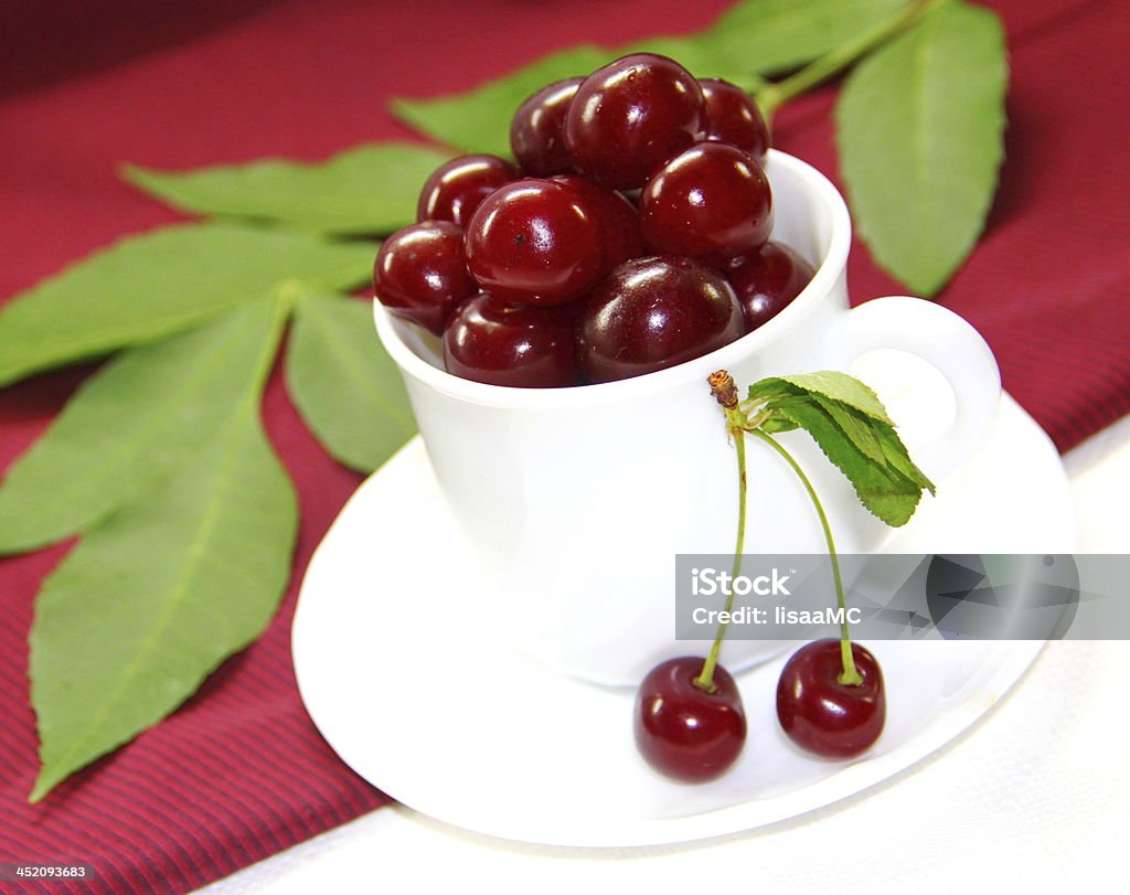 Cereja em branco, xícara de frutas - Foto de stock de Alimentar royalty-free