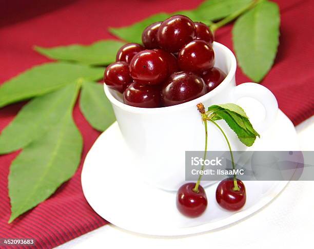 Foto de Cereja Em Branco Xícara De Frutas e mais fotos de stock de Alimentar - Alimentar, Alimentação Saudável, Baga - Fruta