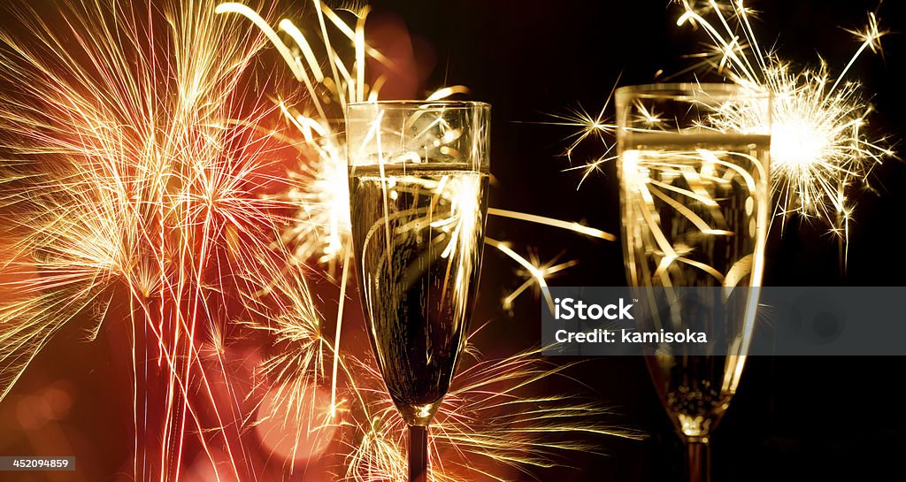 Copas de champaña frente a los fuegos artificiales de año nuevo de 2016 - Foto de stock de Champán libre de derechos