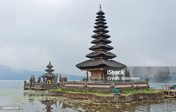 Templo Ulun Danu Bratan Foto de stock y más banco de imágenes de Agua - Agua, Aire libre, Antiguo