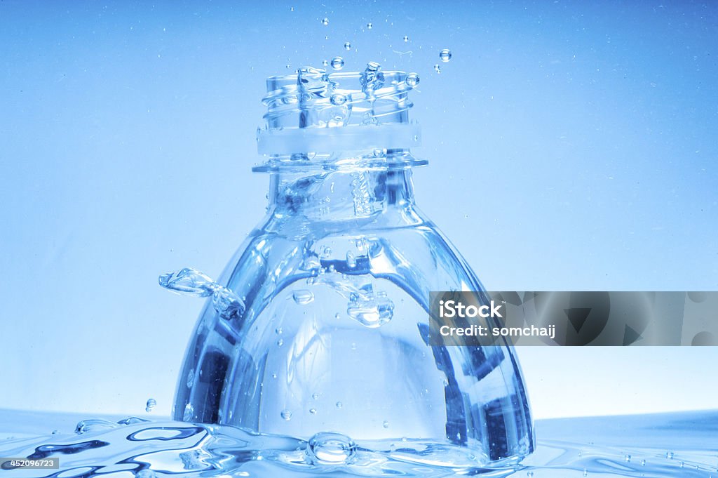 Бутылка питьевой воды с вспл�еск - Стоковые фото Без людей роялти-фри