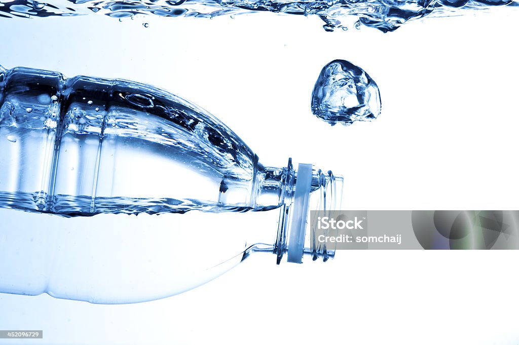 Agua vertiendo de botella - Foto de stock de Agua libre de derechos