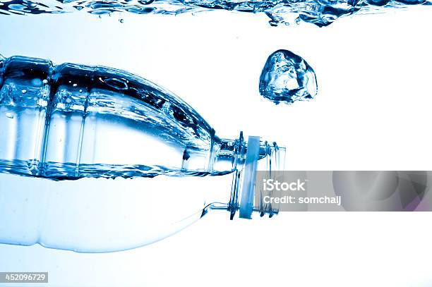 Разлив Из Бутылки Воды — стоковые фотографии и другие картинки Без людей - Без людей, Бутылка, Бутылка воды