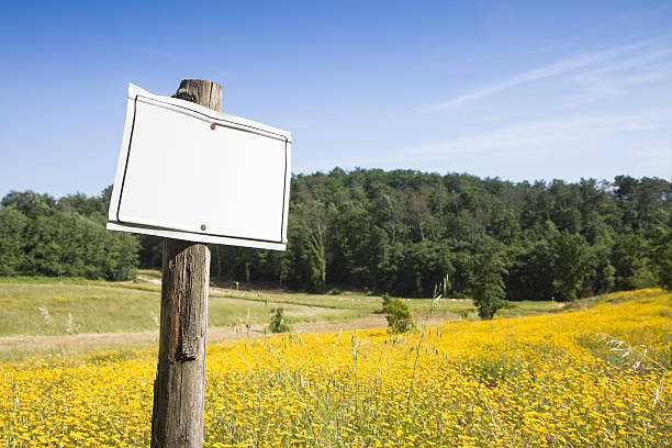 panneau indiquant dans la campagne. - segnalazione photos et images de collection