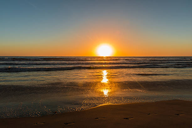 spuren im sand - oahu water sand beach stock-fotos und bilder