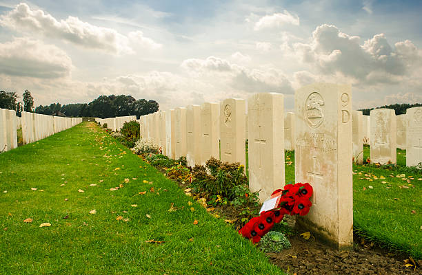 tyne cot el cementerio de la primera guerra mundial flandes bélgica - flanders war grave war memorial fotografías e imágenes de stock