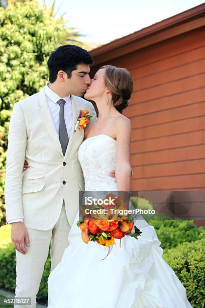 Bella Coppia - Fotografie stock e altre immagini di Abito da sposa - Abito da sposa, Amore, Arancione