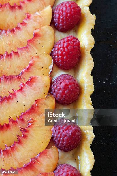 Raspberry Oder Peach Tart Stockfoto und mehr Bilder von Bäckerei - Bäckerei, Fotografie, Frische