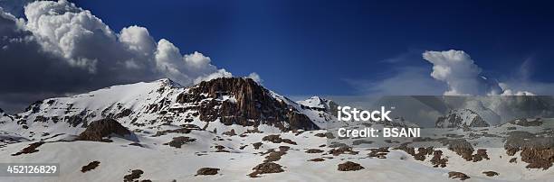 Foto de Panorama De Montanhas De Inverno Neve e mais fotos de stock de Avalanche - Avalanche, Azul, Beleza natural - Natureza