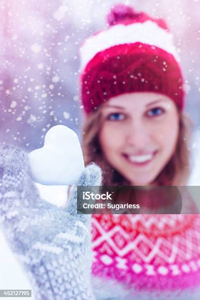 Schöne Frau Holding Herzförmige Schneeball Stockfoto und mehr Bilder von Herzform - Herzform, Winter, Frauen