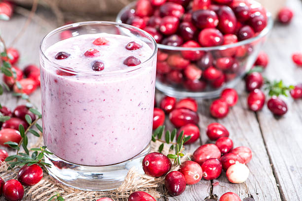 frisch zubereiteten milchshake cranberry - cranberry stock-fotos und bilder