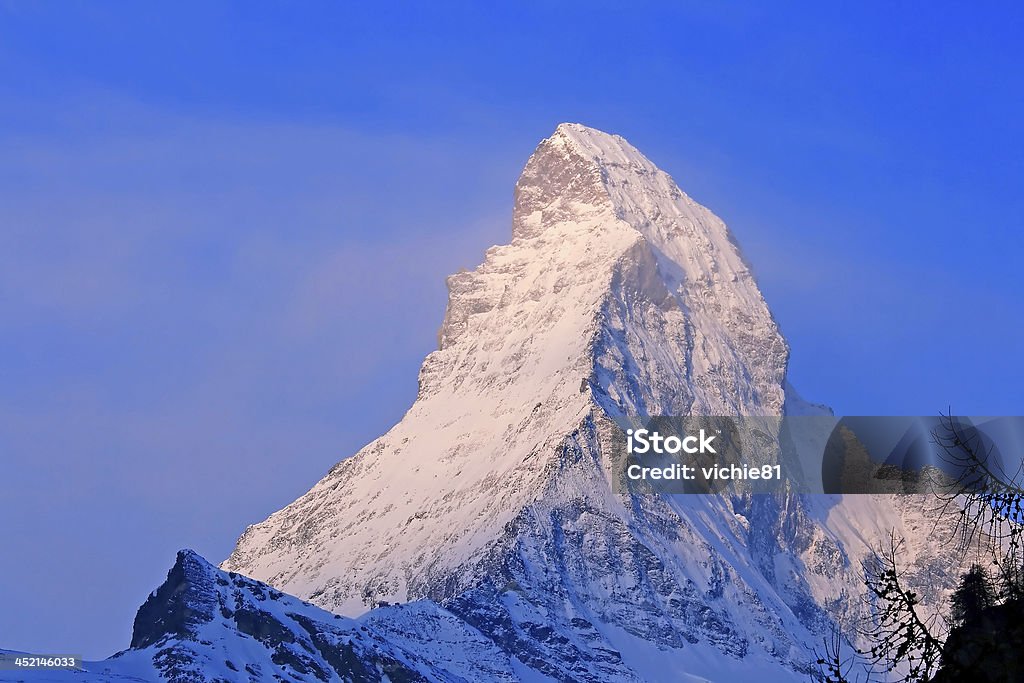 Góra Matterhorn w mgle - Zbiór zdjęć royalty-free (Alpy)