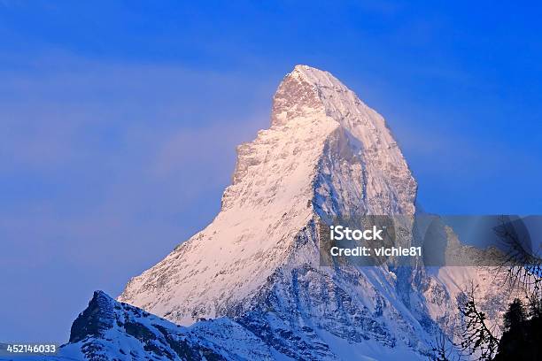 Góra Matterhorn W Mgle - zdjęcia stockowe i więcej obrazów Alpy - Alpy, Alpy Szwajcarskie, Bez ludzi