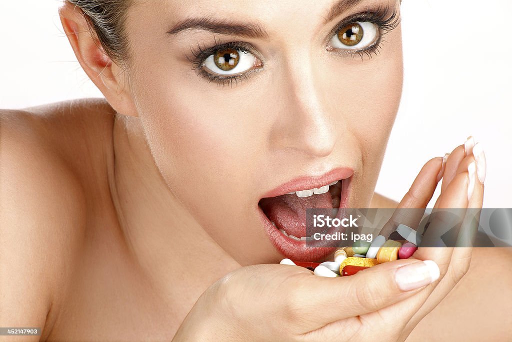 close-up de uma linda garota com pílulas - Foto de stock de Adulto royalty-free