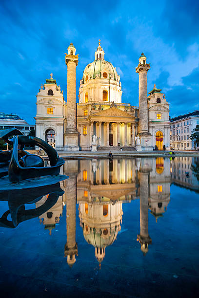 chiesa barocca chiesa di san carlo a vienna austria - karlsplatz foto e immagini stock