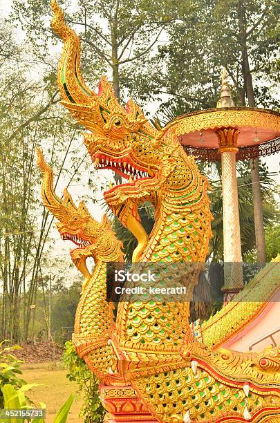 Estatua Nagas Con Cama King En La Parte Frontal Del Budismo Temple Chiangmaithai Foto de stock y más banco de imágenes de Animal