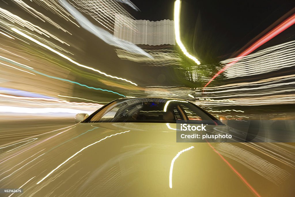 Velocità di auto a noleggio a notte, movimento offuscata - Foto stock royalty-free di Ambientazione esterna