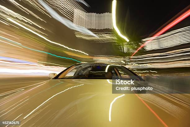 Velocità Di Auto A Noleggio A Notte Movimento Offuscata - Fotografie stock e altre immagini di Ambientazione esterna