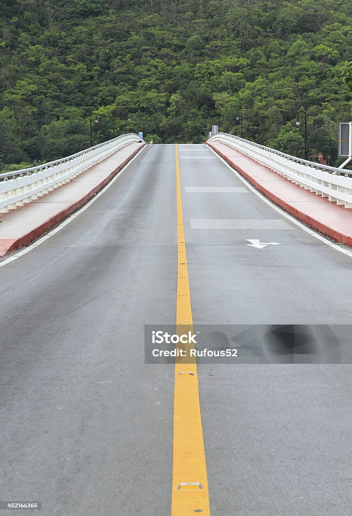 Route asphaltée de loin - Photo de Blanc libre de droits