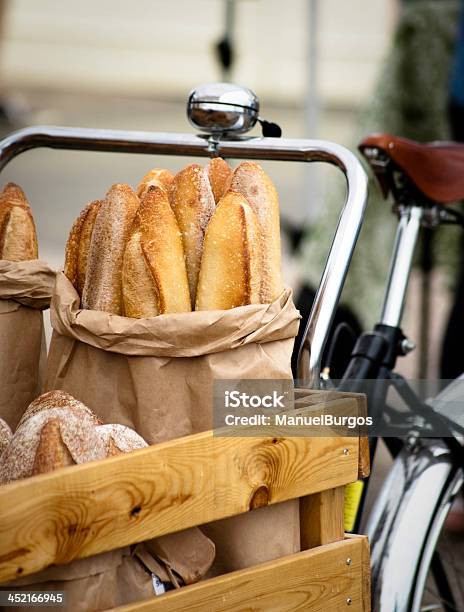 Brot Auf Einem Fahrrad Stockfoto und mehr Bilder von Baguette - Baguette, Fahrrad, Fahrradkorb