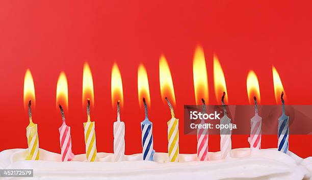 Diez Iluminada Con Velas De Cumpleaños En Colores Brillantes Con Fondo Rojo Foto de stock y más banco de imágenes de 10-11 años