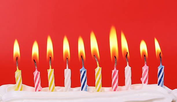 10 照明の誕生日のロウソク明るい色で、赤色の背景 - bright brightly lit vibrant color burning ストックフォトと画像