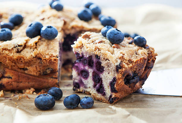 kawałek pyszne ciasto jagodami - blue blueberry cold food descriptive color zdjęcia i obrazy z banku zdjęć