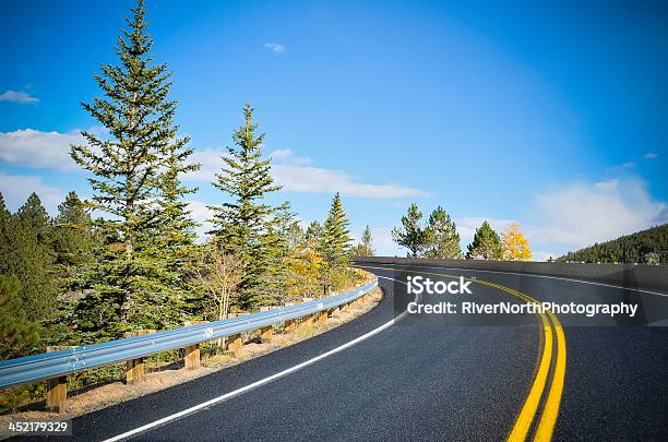 Photo libre de droit de Sur La Route Dans Le Colorado banque d'images et plus d'images libres de droit de Aller de l'avant - Aller de l'avant, Beauté de la nature, Chaîne de montagnes