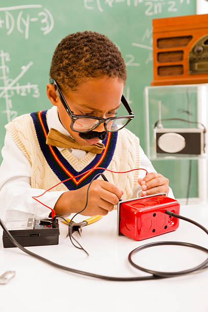 éducation: retour du rétro garçon utilise des équipements électroniques dans la science lab. - child back to school mustache african ethnicity photos et images de collection