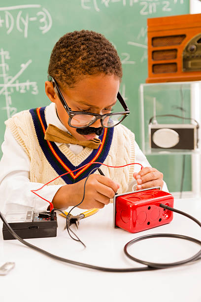 教育: レトロ少年は、電子機器に science lab ます。 - child back to school mustache african ethnicity ストックフォトと画像