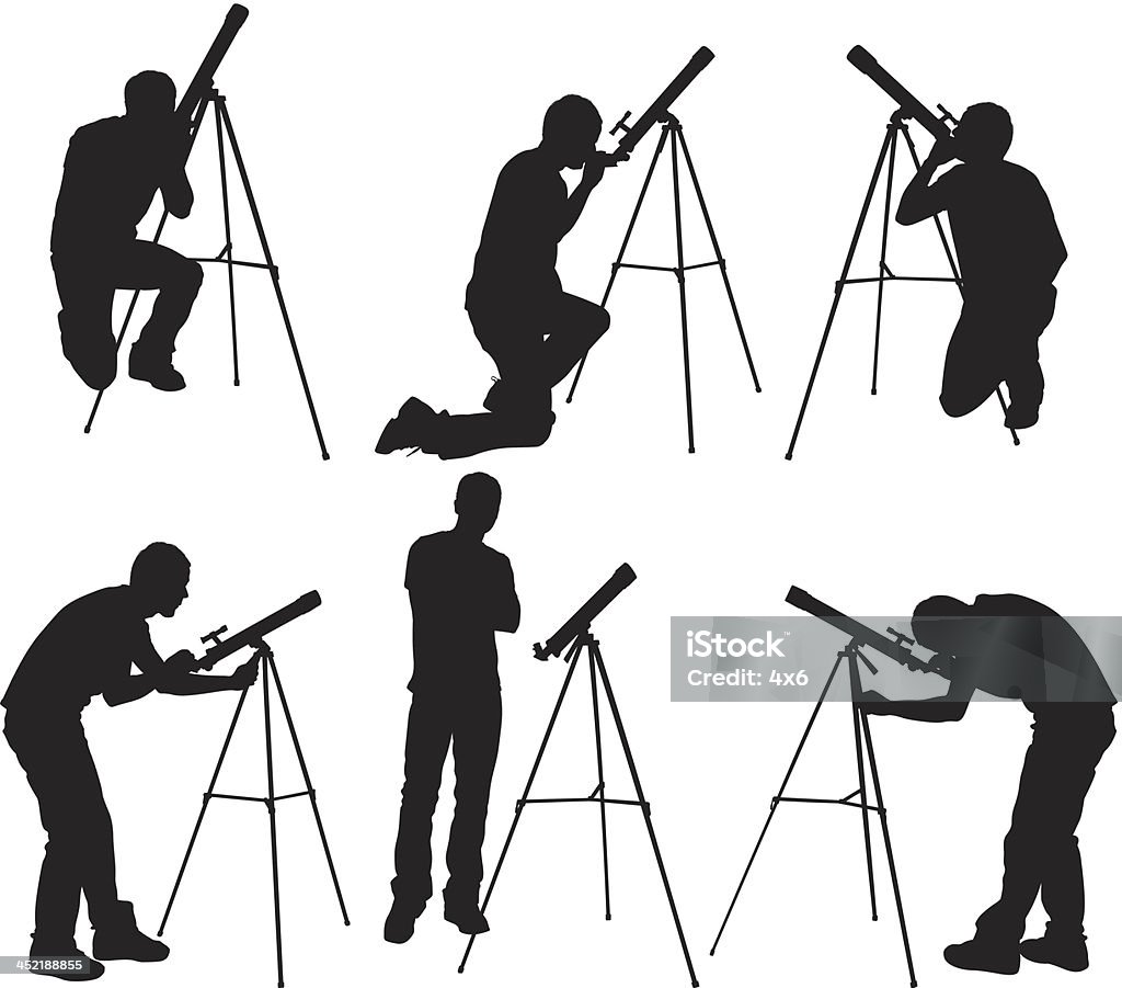 Hombre mirando a través del telescopio astronómico - arte vectorial de Silueta libre de derechos