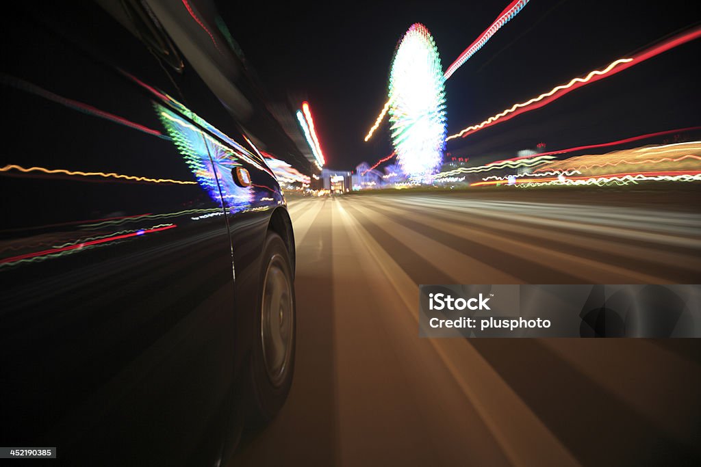 Velocità di auto a noleggio a notte, movimento offuscata - Foto stock royalty-free di Ambientazione esterna