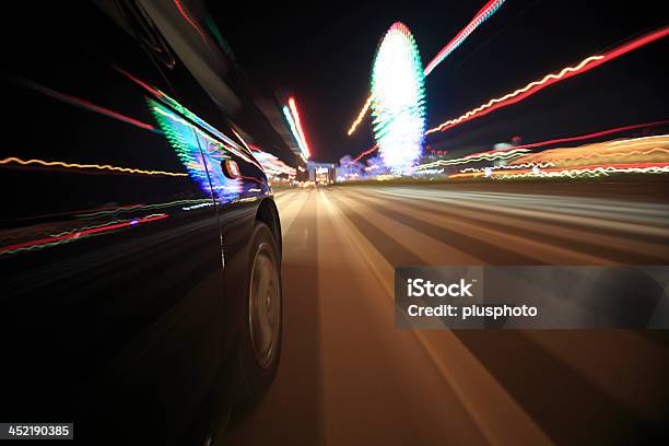 Velocità Di Auto A Noleggio A Notte Movimento Offuscata - Fotografie stock e altre immagini di Ambientazione esterna