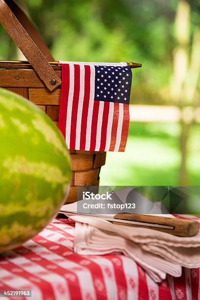 Alimentos Tomates Vermelhos Frescos De Melancia Verificado No Tradicional Toalha De Mesa De Piquenique - Fotografias de stock e mais imagens de Almoço