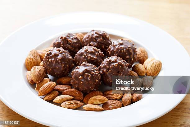 Photo libre de droit de Chocolat Et Aux Amandes banque d'images et plus d'images libres de droit de Chocolat - Chocolat, Croustillant, Revêtement - Couche extérieure